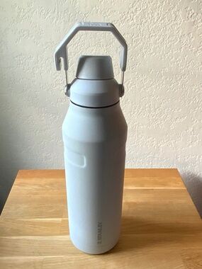 Stanley 50oz Travel Bottle – Mist Blue